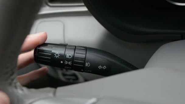 Colore primo piano filmato di un auto girare il segnale, e una mano premendolo . — Video Stock