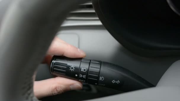 Kleur close-up beelden van een auto's turn-signaal, en een hand te drukken. — Stockvideo