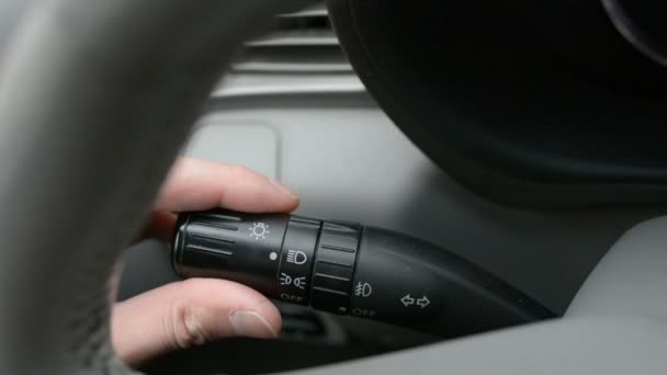 Färg nära upp bilder på en bilar blinkers och en hand som att trycka på den. — Stockvideo