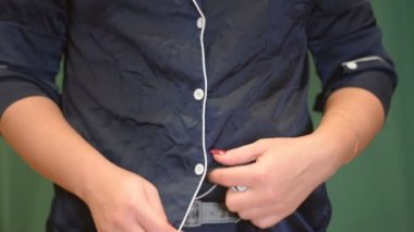 Holter monitör aygıtı günlük bir elektrokardiyogram izleme için hastanın göğsünde. HD