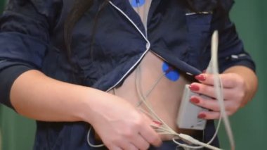 Holter monitör aygıtı günlük bir elektrokardiyogram izleme için hastanın göğsünde. HD