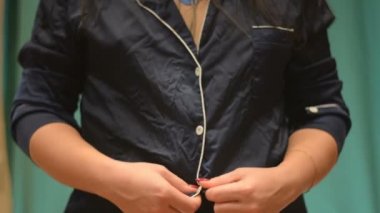 Holter monitör aygıtı günlük bir elektrokardiyogram izleme için hastanın göğsünde. HD