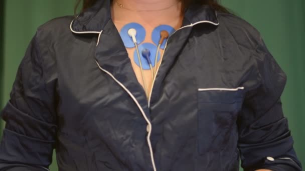 Dispositivo Monitorización Holter Pecho Del Paciente Para Monitorización Diaria Electrocardiograma — Vídeo de stock