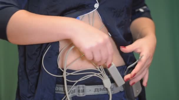 Holter Monitor Gerät Auf Der Brust Des Patienten Zur Täglichen — Stockvideo