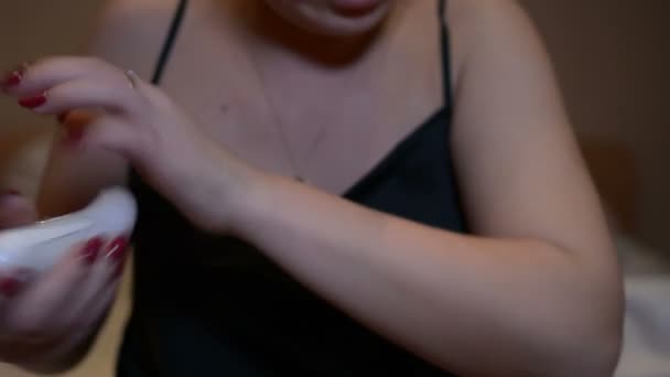 Slanke Vrouw Ontharing Thuis Doen Meisje Verwijdert Haar Uit Haar — Stockvideo