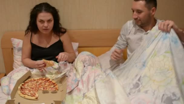 Пара Постели Поедающая Пиццу — стоковое видео