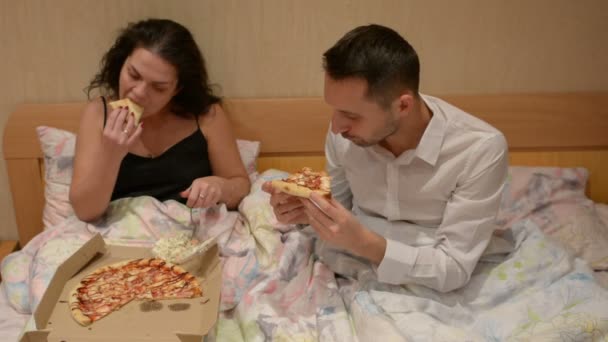 ピザの配達を食べてベッドでカップル — ストック動画