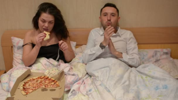 夫妇在床上吃比萨饼送 — 图库视频影像