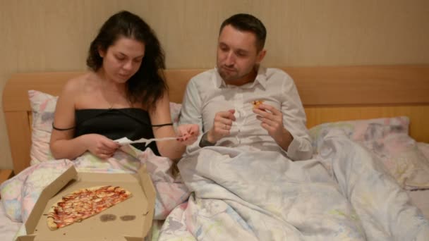 Couple Bed Eating Pizza Delivery — Stock Video