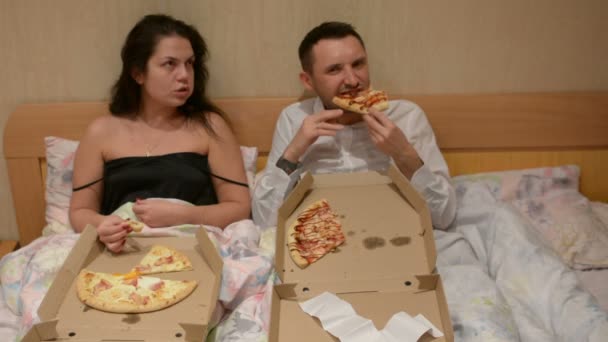 Pareja Cama Comiendo Pizza Domicilio — Vídeos de Stock