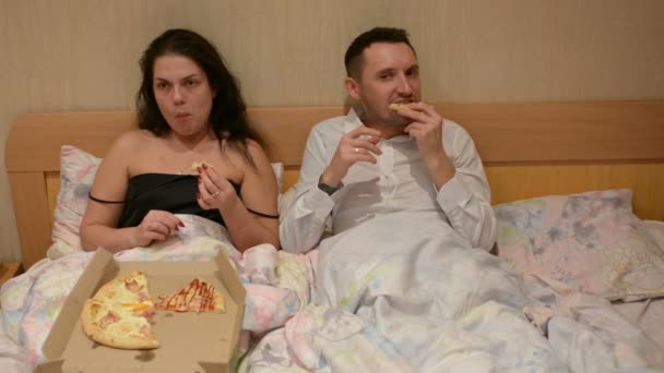 Man Woman Bed Eating Pizza Home — Stock Video