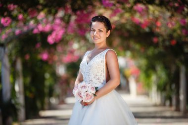 Genç gelin ve damat sahilde yürüyüş, Öpüşme ve sahip eğlenceli, düğün töreni kayalar ve deniz yakınında gülümseyen güzel. Kıbrıs Sahil düğün töreni