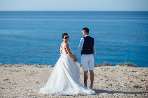 Schöne Lächelnde Junge Braut Und Bräutigam Die Strand Spazieren Gehen — Stockfoto