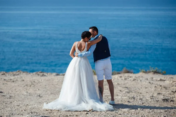 Schöne Lächelnde Junge Braut Und Bräutigam Die Strand Spazieren Gehen — Stockfoto