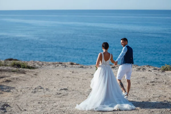 Улыбающаяся Молодая Невеста Жених Гуляют Пляжу Целуются Веселятся Свадебная Церемония — стоковое фото