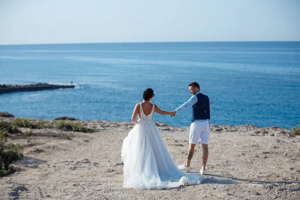 Schöne Lächelnde Junge Braut Und Bräutigam Die Strand Spazieren Gehen — Stockfoto