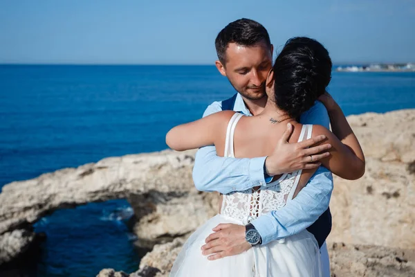 Bellissimi Sorridenti Giovani Sposi Che Camminano Sulla Spiaggia Baciano Divertono — Foto Stock