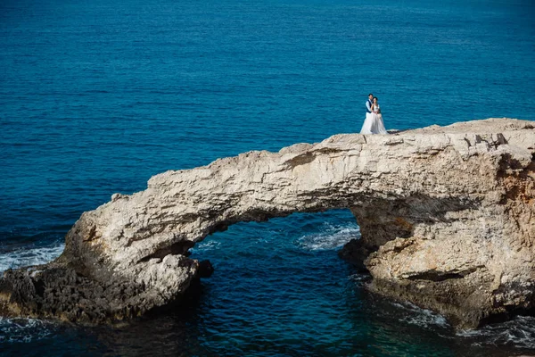 Belle Jeune Mariée Souriante Marié Marchant Sur Plage Embrassant Amusant — Photo