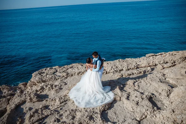 Hermosos Jóvenes Novios Sonrientes Caminando Por Playa Besándose Divirtiéndose Ceremonia — Foto de Stock