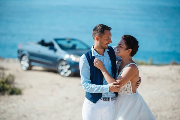 Schöne Lächelnde Junge Braut Und Bräutigam Die Strand Spazieren Gehen — Stockfoto