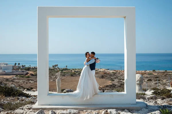 Genç Gelin Damat Sahilde Yürüyüş Öpüşme Sahip Eğlenceli Düğün Töreni — Stok fotoğraf