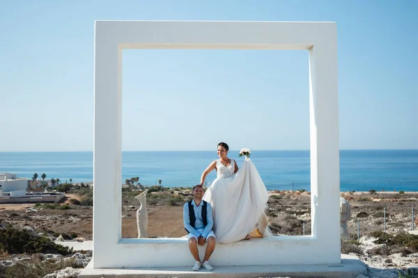 Belle Jeune Mariée Souriante Marié Marchant Sur Plage Embrassant Amusant — Photo