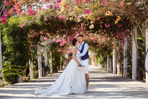 Genç Gelin Damat Sahilde Yürüyüş Öpüşme Sahip Eğlenceli Düğün Töreni — Stok fotoğraf