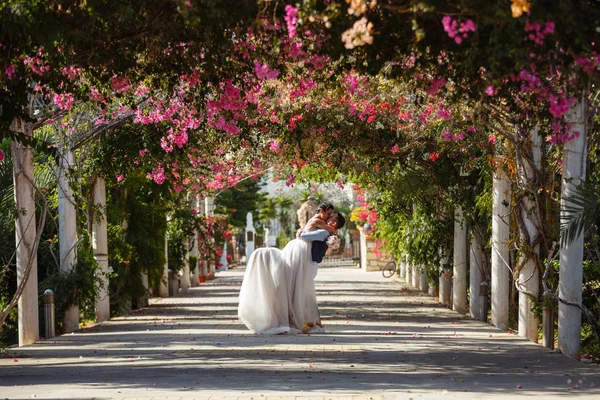 Belle Jeune Mariée Souriante Marié Marchant Sur Plage Embrassant Amusant — Photo