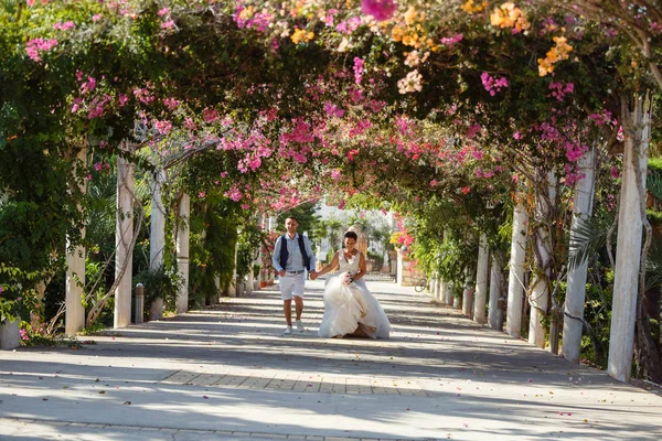 Genç Gelin Damat Sahilde Yürüyüş Öpüşme Sahip Eğlenceli Düğün Töreni — Stok fotoğraf