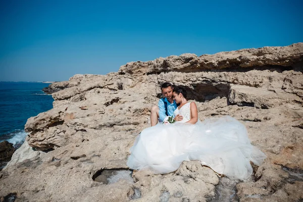 신부와 해변에 바위와 결혼식 코스트의 스에서 결혼식 — 스톡 사진