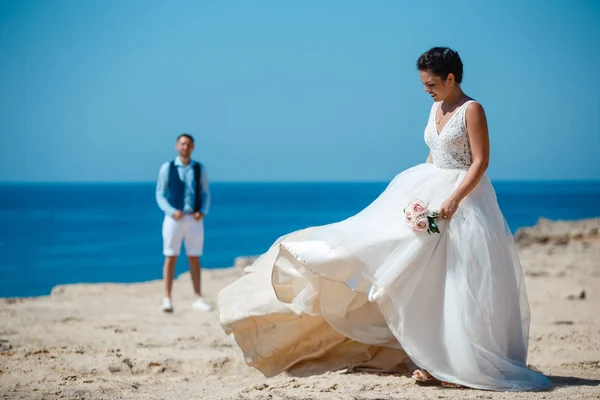 Schöne Lächelnde Junge Braut Und Bräutigam Die Strand Spazieren Gehen — Stockfoto