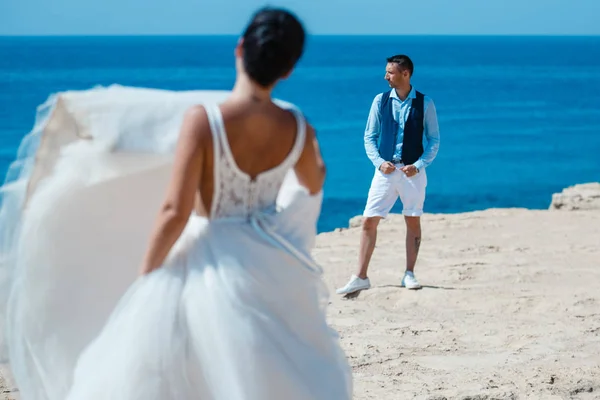 Linda Noiva Jovem Sorridente Noivo Andando Praia Beijando Divertindo Cerimônia — Fotografia de Stock