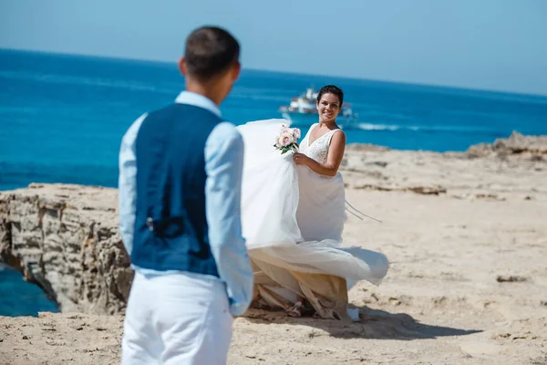 Schöne Lächelnde Junge Braut Und Bräutigam Die Strand Spazieren Gehen — Stockfoto