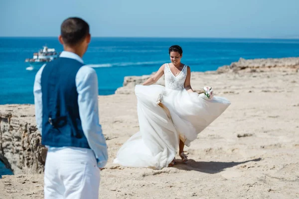 Όμορφη Χαμογελώντας Νεαρή Νύφη Και Γαμπρός Περπάτημα Στην Παραλία Φιλιά — Φωτογραφία Αρχείου