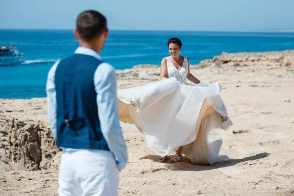 Linda Noiva Jovem Sorridente Noivo Andando Praia Beijando Divertindo Cerimônia — Fotografia de Stock