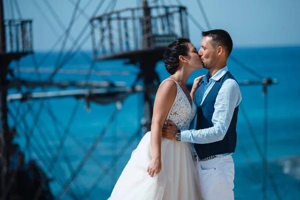 Schöne Lächelnde Junge Braut Und Bräutigam Die Strand Spazieren Gehen — Stockfoto