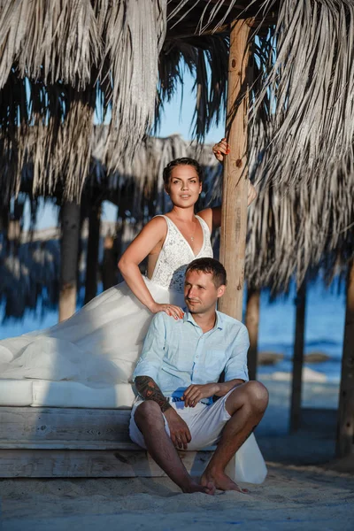 Bellissimi Sorridenti Giovani Sposi Che Camminano Sulla Spiaggia Baciano Divertono — Foto Stock