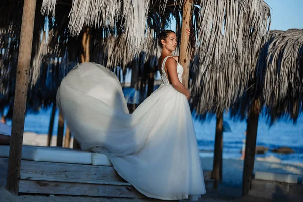 Genç gelin ve damat sahilde yürüyüş, Öpüşme ve sahip eğlenceli, düğün töreni kayalar ve deniz yakınında gülümseyen güzel. Kıbrıs Sahil düğün töreni