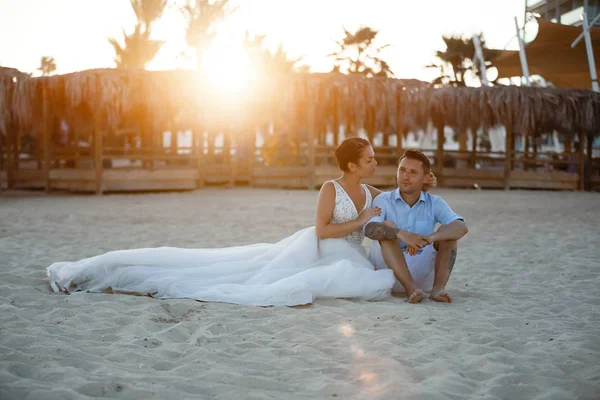 Όμορφη Χαμογελώντας Νεαρή Νύφη Και Γαμπρός Περπάτημα Στην Παραλία Φιλιά — Φωτογραφία Αρχείου