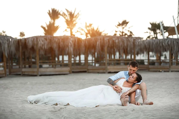 Bellissimi Sorridenti Giovani Sposi Che Camminano Sulla Spiaggia Baciano Divertono — Foto Stock