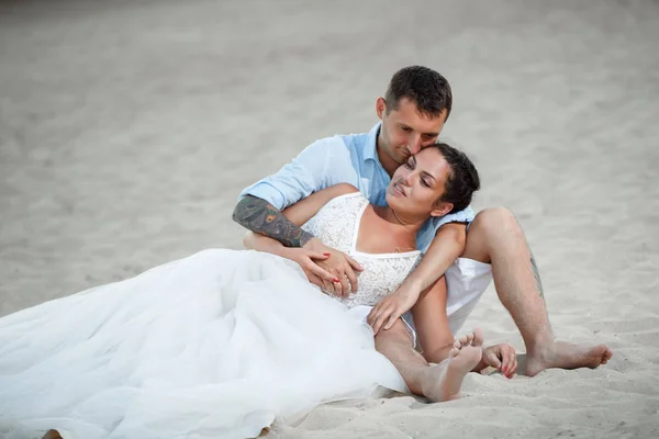 Bellissimi Sorridenti Giovani Sposi Che Camminano Sulla Spiaggia Baciano Divertono — Foto Stock