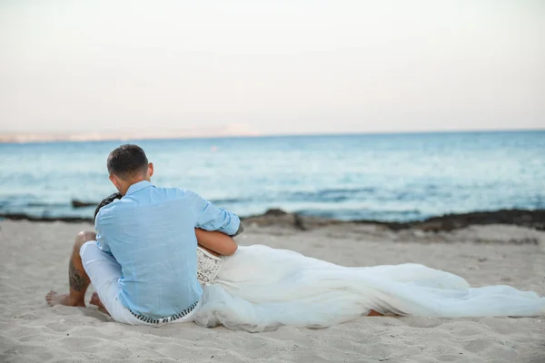 Linda Noiva Jovem Sorridente Noivo Andando Praia Beijando Divertindo Cerimônia — Fotografia de Stock