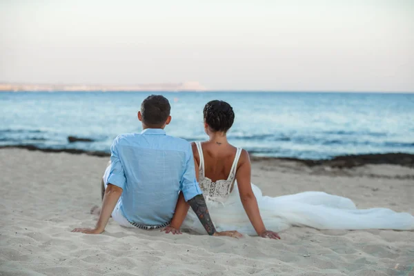 Linda Noiva Jovem Sorridente Noivo Andando Praia Beijando Divertindo Cerimônia — Fotografia de Stock