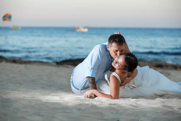 Bellissimi Sorridenti Giovani Sposi Che Camminano Sulla Spiaggia Baciano Divertono — Foto Stock