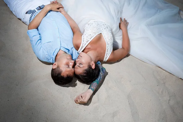 Linda Noiva Jovem Sorridente Noivo Andando Praia Beijando Divertindo Cerimônia — Fotografia de Stock