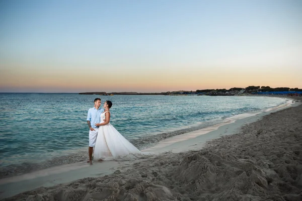 Bellissimi Sorridenti Giovani Sposi Che Camminano Sulla Spiaggia Baciano Divertono — Foto Stock