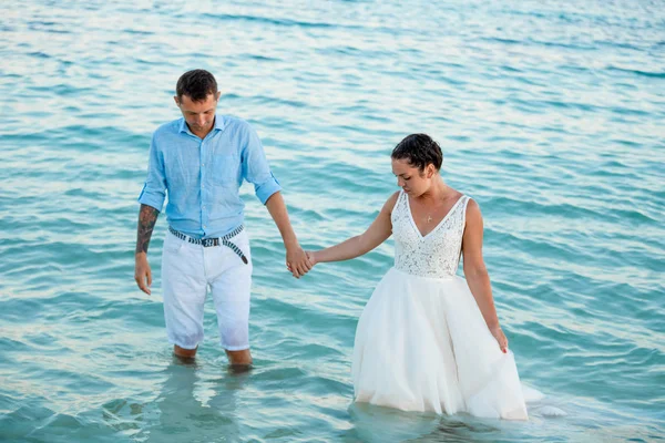 Bellissimi Sorridenti Giovani Sposi Che Camminano Sulla Spiaggia Baciano Divertono — Foto Stock