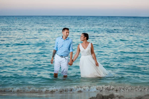 Bellissimi Sorridenti Giovani Sposi Che Camminano Sulla Spiaggia Baciano Divertono — Foto Stock