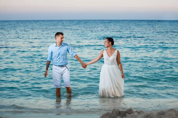 Bellissimi Sorridenti Giovani Sposi Che Camminano Sulla Spiaggia Baciano Divertono — Foto Stock