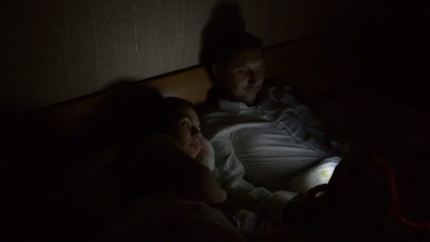 Jong Stel Met Smartphone Tablet Ligt Avonds Laat Thuis Bed — Stockvideo